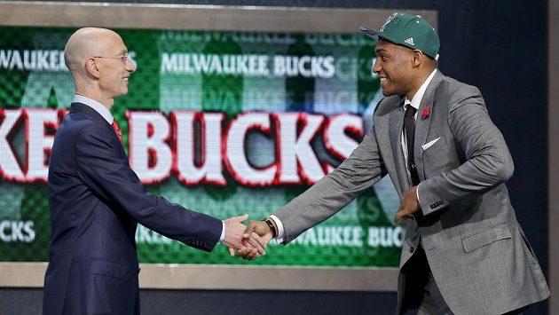 Milwaukee si tento týden vybralo v draftu NHL jako celkově druhého Jabariho Parkera (vpravo). Bucks by mohli získat posilu i do relizačního týmu v podobě slavného Jasona Kidda. Milwaukee si tento týden vybralo v draftu NHL jako celkově druhého Jabariho Parkera (vpravo). Bucks by mohli získat posilu i do relizačního týmu v podobě slavného Jasona Kidda.