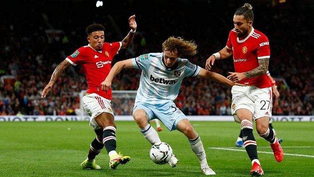 Alex Král (uprostřed) při své premiéře v týmu West Hamu v duelu s Manchesterm United. Alex Král (uprostřed) při své premiéře v týmu West Hamu v duelu s Manchesterm United.