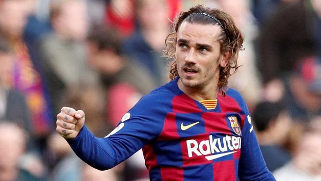 Barcelonský střelec Antoine Griezmann oslavuje gól. Barcelonský střelec Antoine Griezmann oslavuje gól.