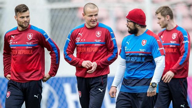 Ondřej Čelůstka (vlevo) a Adam Hloušek během tréninku fotbalové reprezentace. Ondřej Čelůstka (vlevo) a Adam Hloušek během tréninku fotbalové reprezentace.
