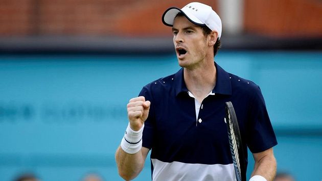 Britský tenista Andy Murray a jeho vítězné gesto. Britský tenista Andy Murray a jeho vítězné gesto.