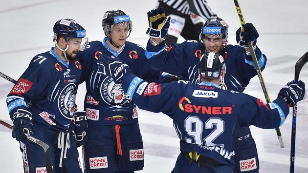 Liberečtí hokejisté (zleva) Jakub Valský, Michal Bulíř a Petr Jelínek se radují z gólu v Mladé Boleslavi. Liberečtí hokejisté (zleva) Jakub Valský, Michal Bulíř a Petr Jelínek se radují z gólu v Mladé Boleslavi.