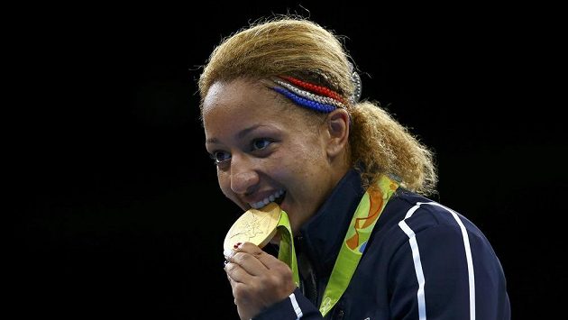 Francouzská boxerka Estelle Mosselyová se zlatou medailí. Francouzská boxerka Estelle Mosselyová se zlatou medailí.