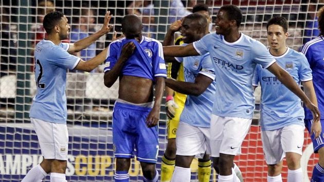Fotbalista Manchesteru City Micah Richards přijímá gratulace od Gaela Clichyho a Dedrycka Boyaty ke gólu proti Chelsea v St. Louis. Fotbalista Manchesteru City Micah Richards přijímá gratulace od Gaela Clichyho a Dedrycka Boyaty ke gólu proti Chelsea v St. Louis.