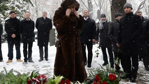 Liběna Hlinková, vdova po Ivanu Hlinkovi, položila na Olšanských hřbitovech v Praze za účasti zlatých hokejových olympijských medailistů z Nagana věnec k manželovu hrobu. Liběna Hlinková, vdova po Ivanu Hlinkovi, položila na Olšanských hřbitovech v Praze za účasti zlatých hokejových olympijských medailistů z Nagana věnec k manželovu hrobu.