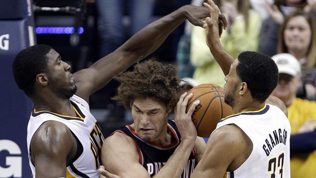 Danny Granger (vpravo) ještě v dresu Indiany se spoluhráčem Royem Hibbertem obklíčili Robina Lopeze z Portlandu. Danny Granger (vpravo) ještě v dresu Indiany se spoluhráčem Royem Hibbertem obklíčili Robina Lopeze z Portlandu.