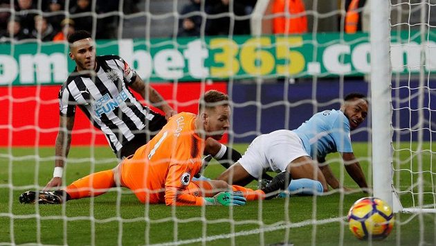 Raheem Sterling (zcela vpravo) poté, co vstřelil jediný a vítězný gól Manchesteru City v souboji s Newcastlem. Raheem Sterling (zcela vpravo) poté, co vstřelil jediný a vítězný gól Manchesteru City v souboji s Newcastlem.