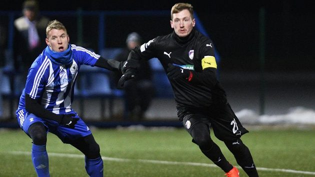 Zleva Daniel Černý z Jiskry Domažlice a Tomáš Hájek z Viktorie Plzeň. Zleva Daniel Černý z Jiskry Domažlice a Tomáš Hájek z Viktorie Plzeň.