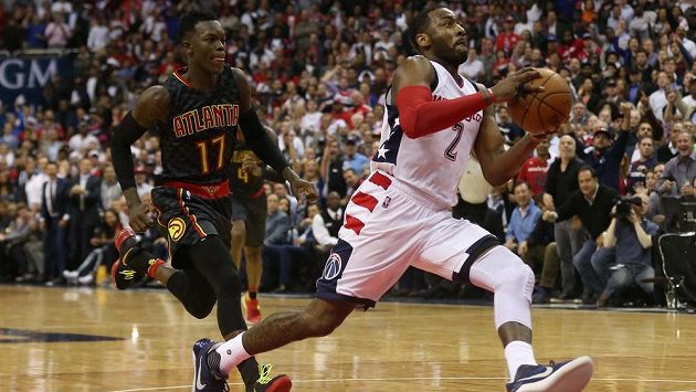 Kapitán Washingtonu John Wall v útočné akci, zastavit se ho snaží Dennis Schroder z Atlanty. Kapitán Washingtonu John Wall v útočné akci, zastavit se ho snaží Dennis Schroder z Atlanty.