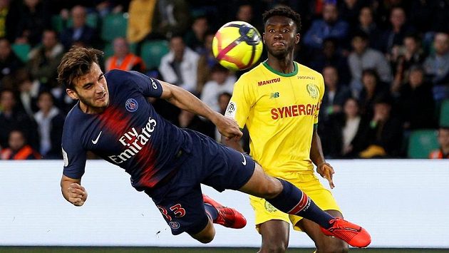 Metehan Güclü (vlevo) z PSG v akci v ligovém utkání proti Nantes. Metehan Güclü (vlevo) z PSG v akci v ligovém utkání proti Nantes.