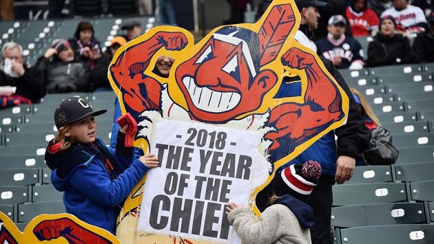 Baseballový klub MLB z Clevelandu mění po více než sto letech název. Místo jména Indians, které kritizovali zástupci původních obyvatel Ameriky, se bude tým jmenovat Guardians Baseballový klub MLB z Clevelandu mění po více než sto letech název. Místo jména Indians, které kritizovali zástupci původních obyvatel Ameriky, se bude tým jmenovat Guardians