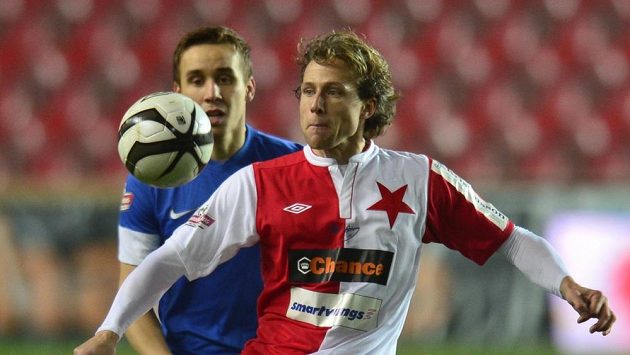 Maria Ličku ze Slavie (vpředu) sleduje liberecký Josef Šural. Maria Ličku ze Slavie (vpředu) sleduje liberecký Josef Šural.