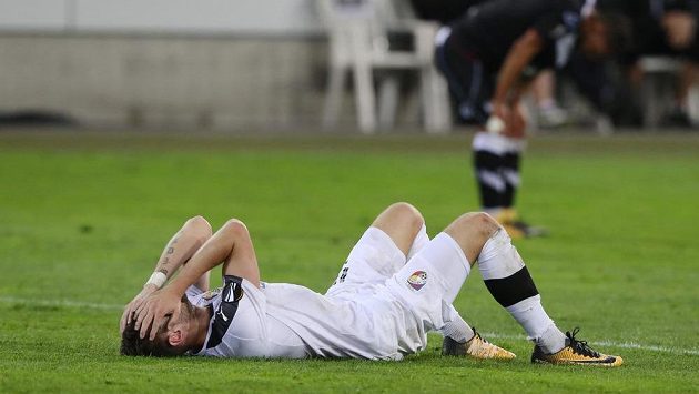 Zklamaný plzeňský zadák Radim Řezník po prohraném utkání v Lucernu. Zklamaný plzeňský zadák Radim Řezník po prohraném utkání v Lucernu.