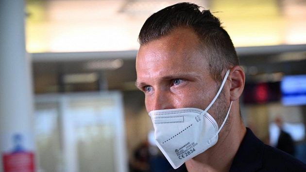 Sparťan Lukáš Štetina před odletem do Vídně. Sparťan Lukáš Štetina před odletem do Vídně.