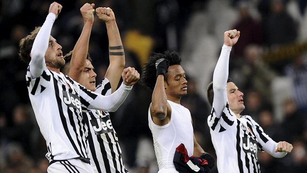 Hráči Juventusu (zleva) Claudio Marchisio, Paulo Dybala, Juan Cuadrado a Simone Padoin se radují z vítězství. Hráči Juventusu (zleva) Claudio Marchisio, Paulo Dybala, Juan Cuadrado a Simone Padoin se radují z vítězství.