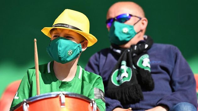 Fotbaloví fanoušci Příbrami během utkání nejvyšší soutěže s Ostravou. Fotbaloví fanoušci Příbrami během utkání nejvyšší soutěže s Ostravou.