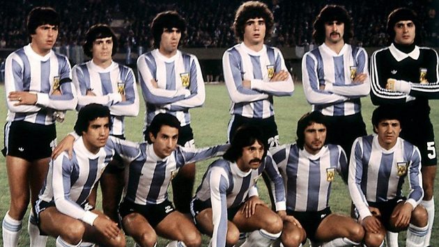 Slavný argentinský tým z roku 1978. René Houseman je v horní řadě druhý zleva. Slavný argentinský tým z roku 1978. René Houseman je v horní řadě druhý zleva.
