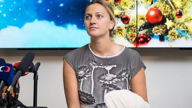 Tenistka Petra Kvitová po operaci zraněné ruky. Tenistka Petra Kvitová po operaci zraněné ruky.