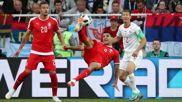 Srbský střelec Aleksandar Mitrovič v utkání se Švýcarskem. Srbský střelec Aleksandar Mitrovič v utkání se Švýcarskem.