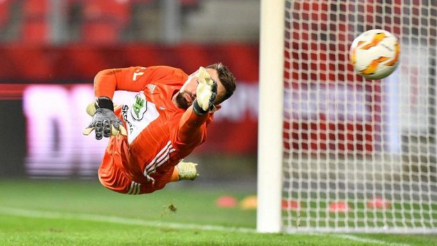 Boleslavský brankář Jan Šeda inkasuje v duelu se Slavií z penalty. Boleslavský brankář Jan Šeda inkasuje v duelu se Slavií z penalty.