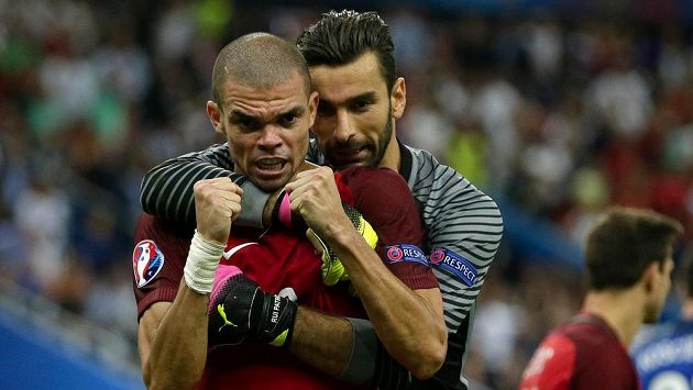 Portugalský brankář Rui Patricio (vpravo) a Pepe po triumfu ve finále ME. Portugalský brankář Rui Patricio (vpravo) a Pepe po triumfu ve finále ME.