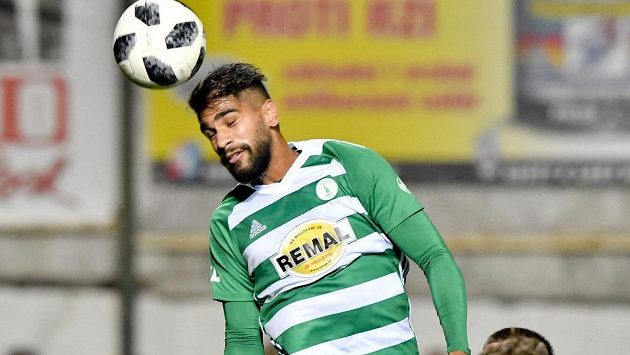 Abdulla Yusuf Helal z Bohemians (uprostřed) střílí svůj druhý gól. Vlevo je Pavel Čmovš z Teplic. Abdulla Yusuf Helal z Bohemians (uprostřed) střílí svůj druhý gól. Vlevo je Pavel Čmovš z Teplic.