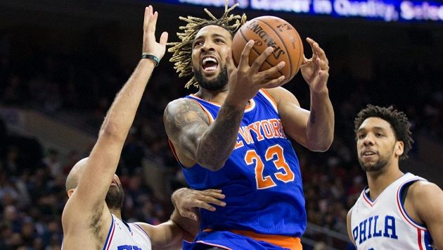 Derrick Williams (23) z New Yorku Knicks naletěl podvodnicím. Derrick Williams (23) z New Yorku Knicks naletěl podvodnicím.