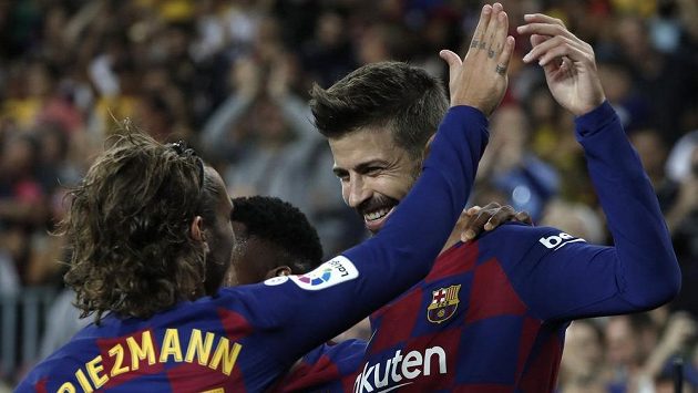 Barcelonští fotbalisté Gerard Pique (vpravo) a Antoine Griezmann oslavují gól proti Valencii. Barcelonští fotbalisté Gerard Pique (vpravo) a Antoine Griezmann oslavují gól proti Valencii.
