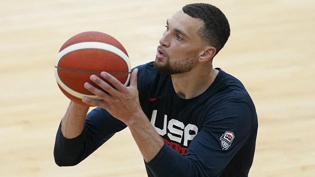 Americký basketbalista Zach LaVine musel nastoupit kvůli opatřením proti koronaviru do karantény a neodletěl s mužstvem obhájců zlaté olympijské medaile do Tokia. Americký basketbalista Zach LaVine musel nastoupit kvůli opatřením proti koronaviru do karantény a neodletěl s mužstvem obhájců zlaté olympijské medaile do Tokia.
