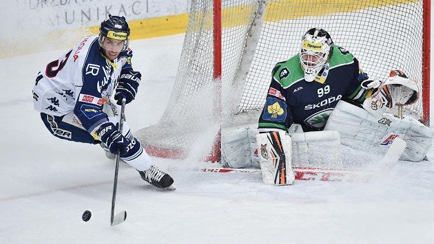 Brankář Boleslavi Martin Růžička (vpravo) a Vladimír Svačina z Vítkovic. Brankář Boleslavi Martin Růžička (vpravo) a Vladimír Svačina z Vítkovic.