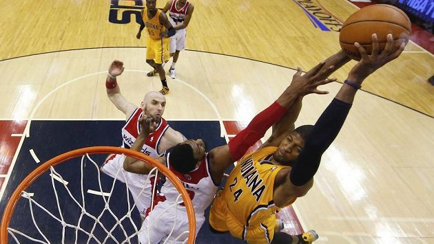 Hvězda basketbalistů Indiana Paul George při zakončení v zápase s Wizards. Hvězda basketbalistů Indiana Paul George při zakončení v zápase s Wizards.