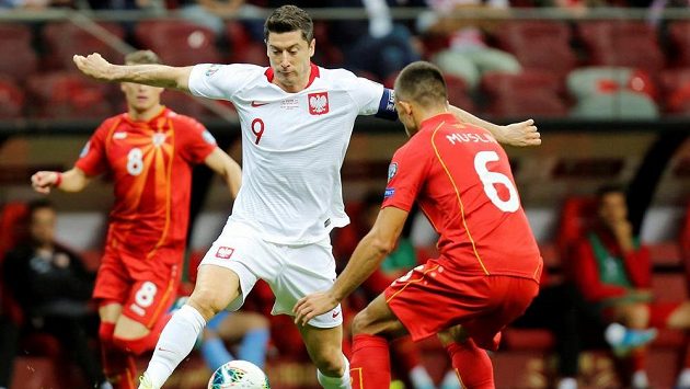 Polský útočník Robert Lewandowski (uprostřed) během kvalifikačního duelu proti Severní Makedonii. Polský útočník Robert Lewandowski (uprostřed) během kvalifikačního duelu proti Severní Makedonii.