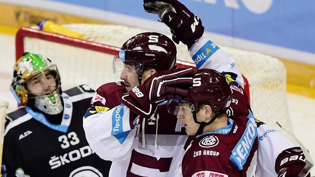 Útočníci Sparty Miroslav Forman (vpravo) a Petr Kumstát se radují z gólu. Vlevo je pozoruje brankař Mladé Boleslavi David Rittich. Útočníci Sparty Miroslav Forman (vpravo) a Petr Kumstát se radují z gólu. Vlevo je pozoruje brankař Mladé Boleslavi David Rittich.