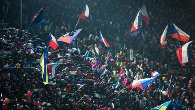 Nadupané tribuny v Novém Městě na Moravě při stíhačce žen - ilustrační foto. Nadupané tribuny v Novém Městě na Moravě při stíhačce žen - ilustrační foto.