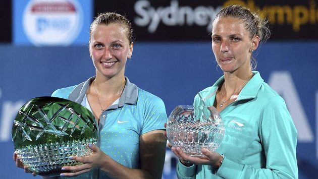 Vítězka Petra Kvitová (vlevo) a finalistka Karolína Plíšková s trofejemi na turnaji v Sydney. Vítězka Petra Kvitová (vlevo) a finalistka Karolína Plíšková s trofejemi na turnaji v Sydney.