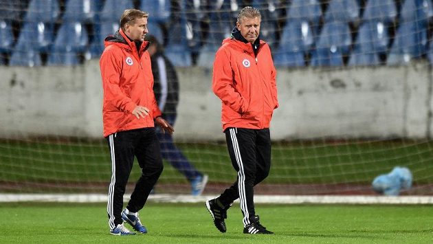 Trenér Slovanu Bratislava Jozef Chovanec (vpravo) a asistent Horst Siegl během předzápasového tréninku před utkáním základní skupiny Evropské ligy se Spartou Praha na stadiónu Pasienky v Bratislavě. Trenér Slovanu Bratislava Jozef Chovanec (vpravo) a asistent Horst Siegl během předzápasového tréninku před utkáním základní skupiny Evropské ligy se Spartou Praha na stadiónu Pasienky v Bratislavě.