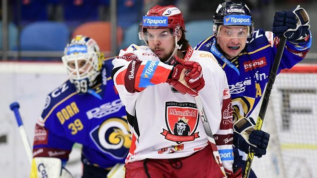 Brankář Zlína Libor Kašík, Kevin Klíma z Hradce Králové a David Nosek ze Zlína v akci. Brankář Zlína Libor Kašík, Kevin Klíma z Hradce Králové a David Nosek ze Zlína v akci.