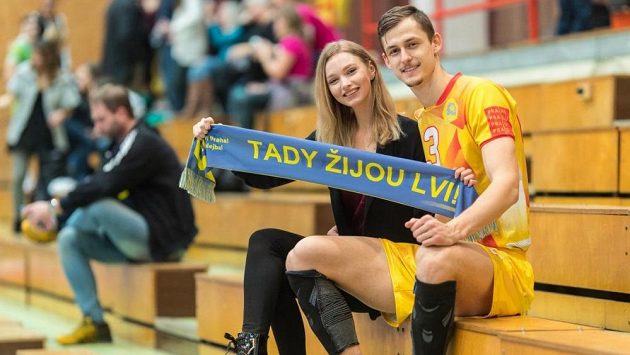 Volejbalista pražských Lvů Šimon Krajčovič a jeho krásná partnerka - modelka Kristína Kramárová. Volejbalista pražských Lvů Šimon Krajčovič a jeho krásná partnerka - modelka Kristína Kramárová.