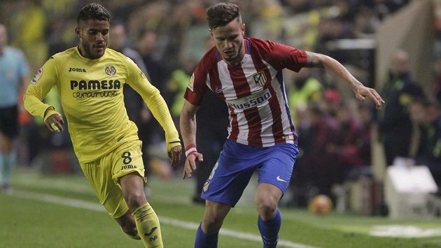 Záložník Atlética Saúl (vpravo) kontroluje míč před dotírajícím Jonathanem dos Santosem z Villarrealu. Záložník Atlética Saúl (vpravo) kontroluje míč před dotírajícím Jonathanem dos Santosem z Villarrealu.