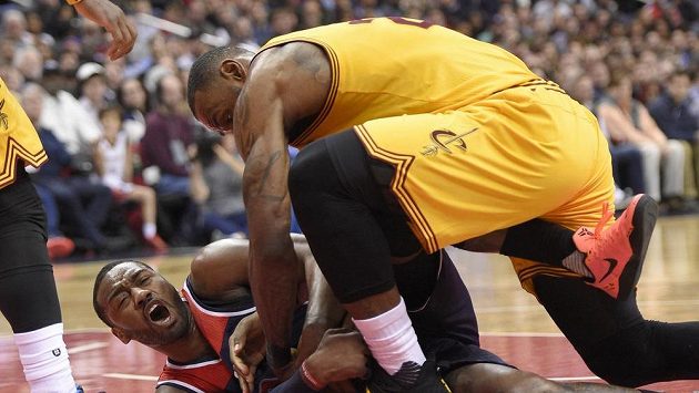 Souboj největších hvězd. John Wall z Washingtonu skončil na zemi po střetu s LeBronem Jamesem z Clevelandu. Souboj největších hvězd. John Wall z Washingtonu skončil na zemi po střetu s LeBronem Jamesem z Clevelandu.