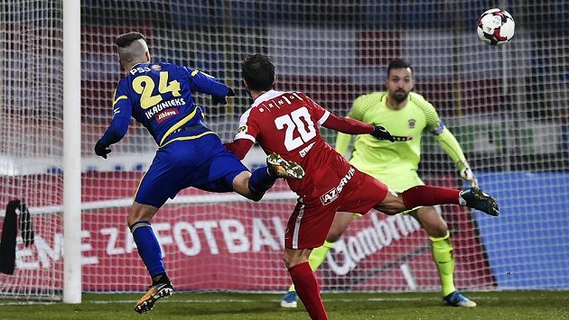 Zleva Davis Ikaunieks z Jihlavy a Francisco "Chico" Gomes a brankář Dušan Melichárek z Brna. Zleva Davis Ikaunieks z Jihlavy a Francisco "Chico" Gomes a brankář Dušan Melichárek z Brna.