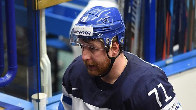 Leo Komarov z Finska odchází do kabiny poté, co byl v utkání s Rusy vyloučen do konce zápasu. Leo Komarov z Finska odchází do kabiny poté, co byl v utkání s Rusy vyloučen do konce zápasu.