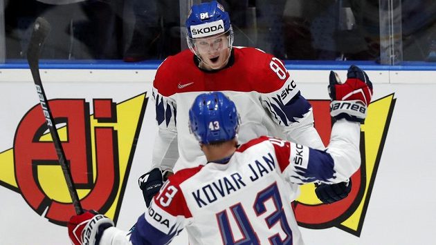 Český hokejový reprezentant Dominik Kubalík slaví na mistrovství světa vstřelený gól do sítě Švédů s parťákem Janem Kovářem. Český hokejový reprezentant Dominik Kubalík slaví na mistrovství světa vstřelený gól do sítě Švédů s parťákem Janem Kovářem.