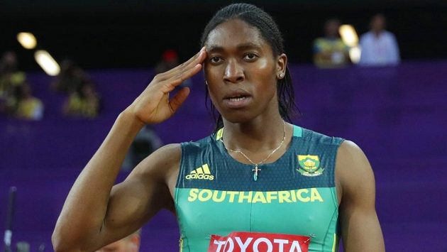 Caster Semenyaová salutuje na MS v Londýně po zisku zlata na osmistovce. Caster Semenyaová salutuje na MS v Londýně po zisku zlata na osmistovce.