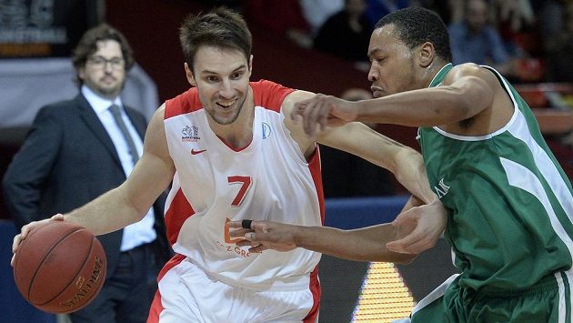 Vojtěch Hruban z Nymburka (vlevo) a Andrew Goudelock z Kazaně. Vojtěch Hruban z Nymburka (vlevo) a Andrew Goudelock z Kazaně.