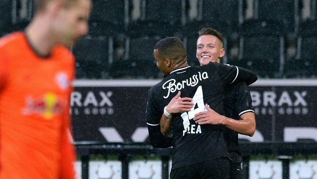 Hannes Wolf slaví gól za Mönchengladbach do sítě RB Lipsko. Jako první ho přiběhl obejmout Alassane Pléa. Hannes Wolf slaví gól za Mönchengladbach do sítě RB Lipsko. Jako první ho přiběhl obejmout Alassane Pléa.