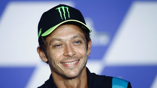 Italský motocyklový závodník Valentino Rossi oznamuje, že po sezoně ukončí kariéru. Italský motocyklový závodník Valentino Rossi oznamuje, že po sezoně ukončí kariéru.