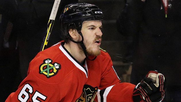 Andrew Shaw z Chicaga jásá po gólu proti Anaheimu v šestém semfinále NHL. Andrew Shaw z Chicaga jásá po gólu proti Anaheimu v šestém semfinále NHL.