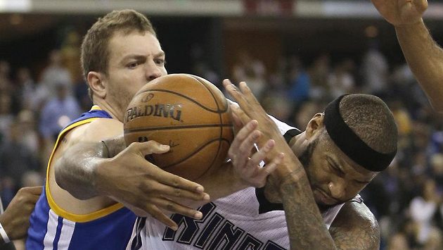 David Lee z Golden State (vlevo) se snaží vypíchnout míč DeMarcusovi Cousinsovi ze Sacramenta. David Lee z Golden State (vlevo) se snaží vypíchnout míč DeMarcusovi Cousinsovi ze Sacramenta.