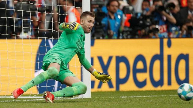Liverpoolský brankář Adrián při neúspěšném pokusu Tammyho Abrahama z Chelsea. Liverpoolský brankář Adrián při neúspěšném pokusu Tammyho Abrahama z Chelsea.